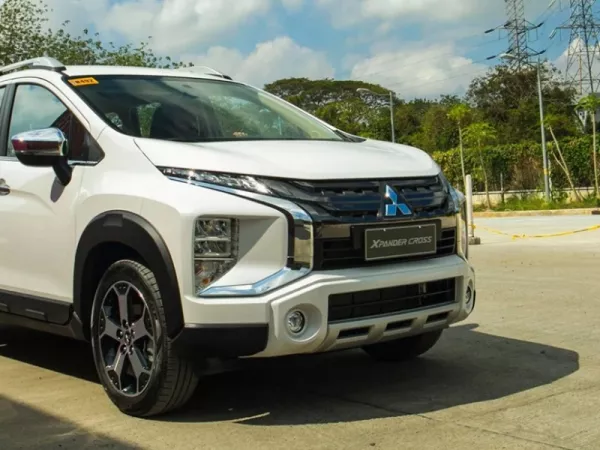 Dịch vụ thay kính chắn gió xe Mitsubishi Xpander Cross ngay tại nhà